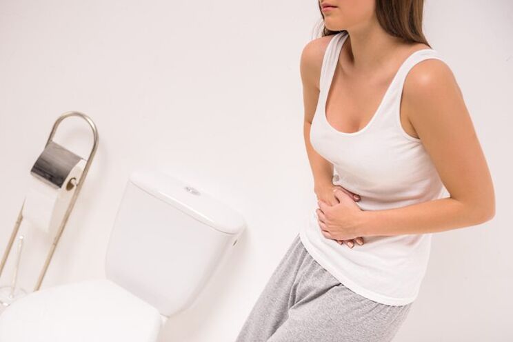 Symptome einer Blasenentzündung bei Frauen sind Schmerzen im Unterbauch und häufiges Wasserlassen.